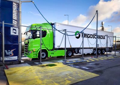 camion frigorifique sous portique de lavage gar'wash