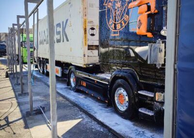 camion noir et orange sur piste de lavage gar'wash