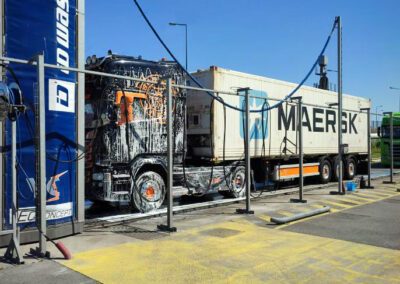 camion noir et orange sur piste de lavage gar'wash